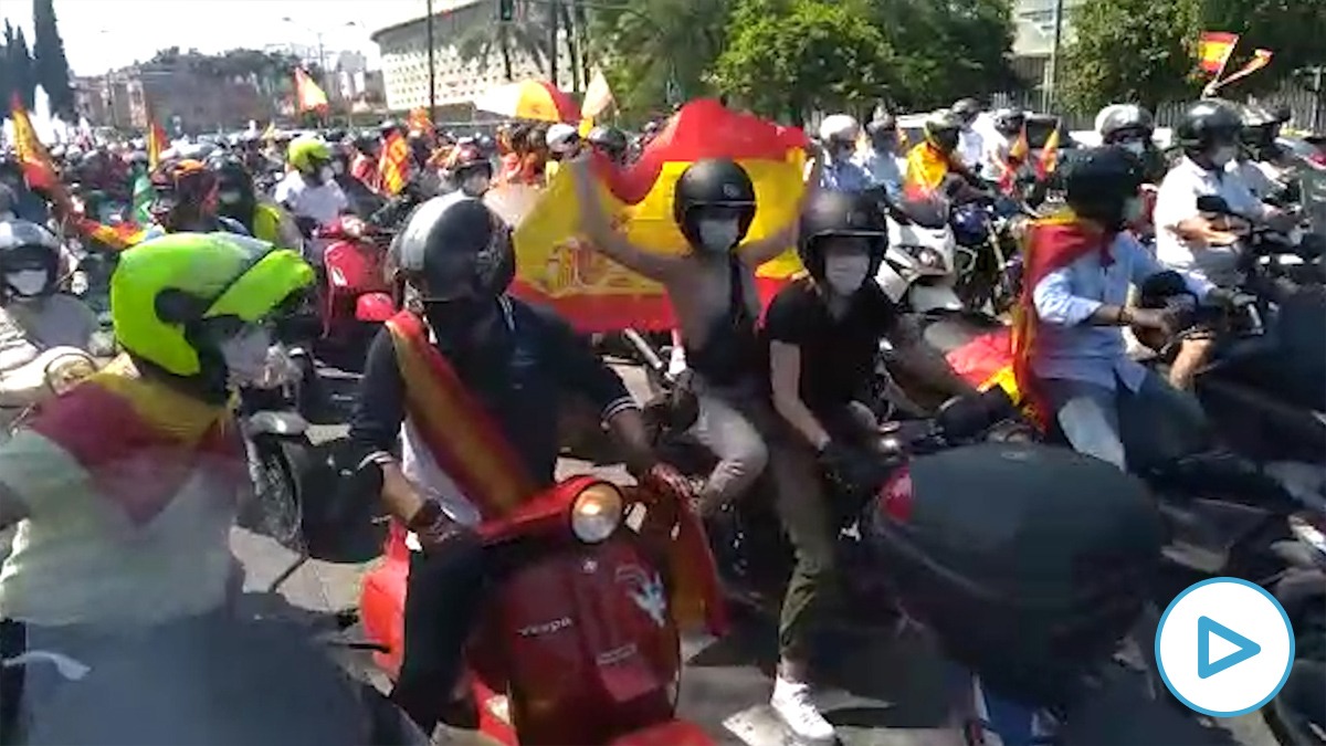 Miles de personas gritan en Sevilla ¡Sánchez dimisión!
