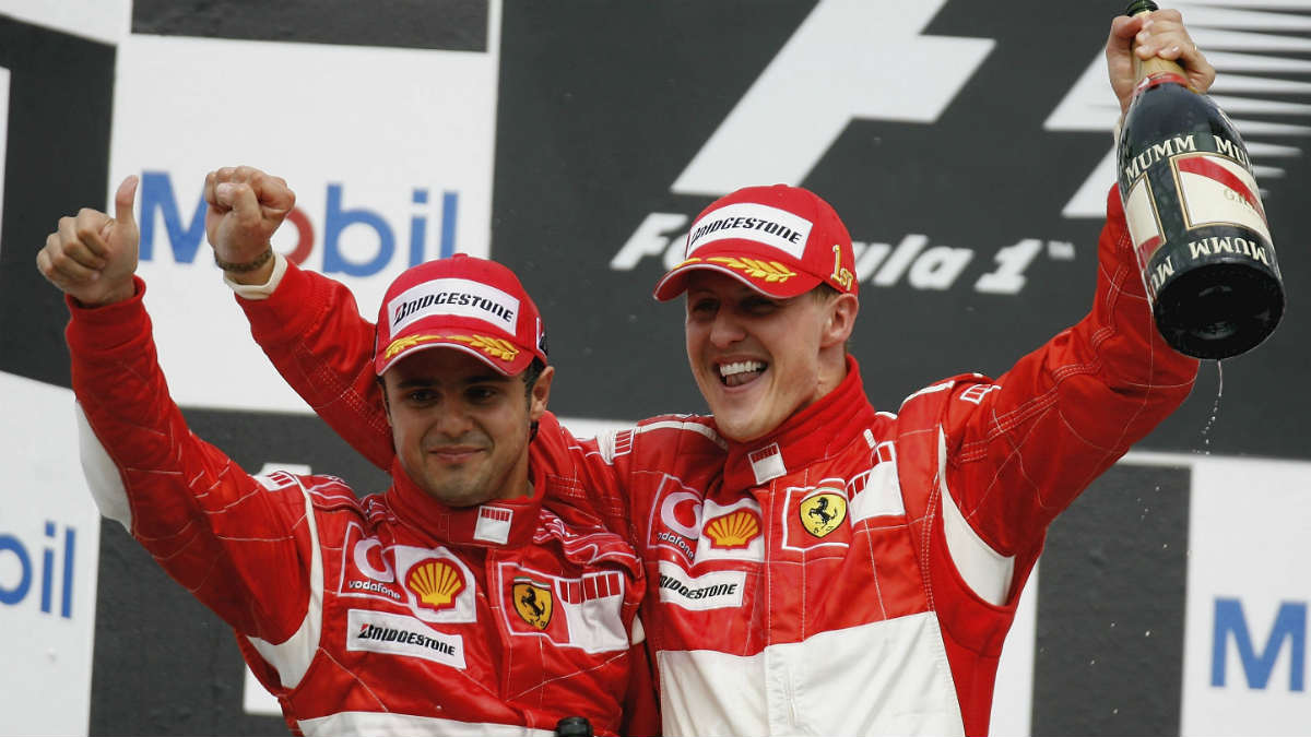 Massa y Michael Schumacher celebran un triunfo de Ferrari. (Getty)