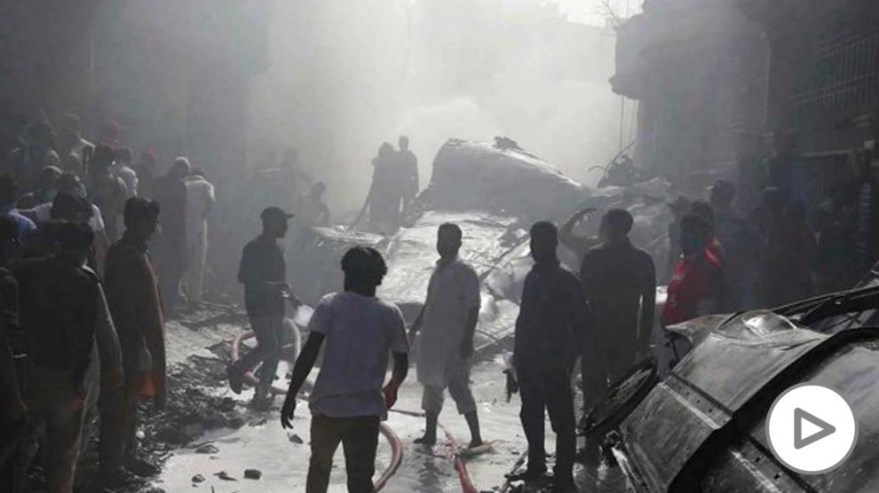 Imagen del avión que se ha estrellado en Karachi (Pakistán). Foto: Europa Press