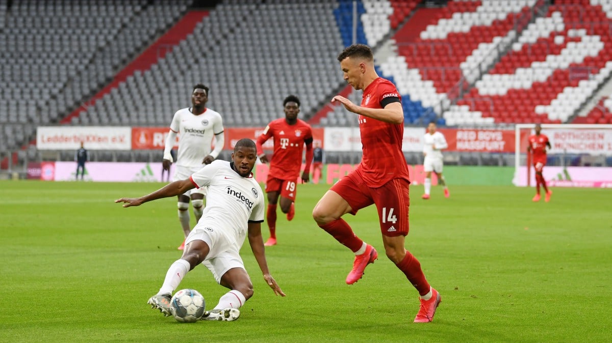 Perisic trata de marcharse en una acción del partido. (AFP)