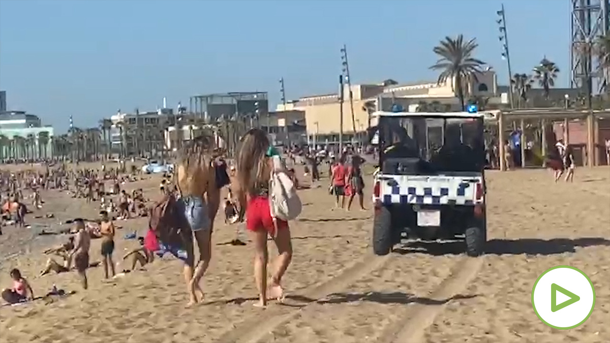 La guardia urbana tiene que desalojar las playas de Barcelona por la gran afluencia de público