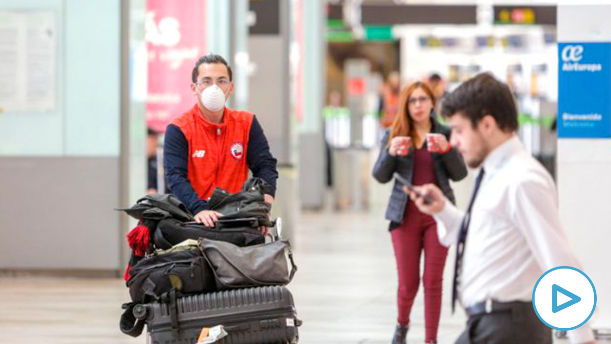 Pasajeros y trabajadores en el aeropuerto Adolfo Suarez-Madrid Barajas ante la amenaza del coronavirus. (Foto: Europa Press)