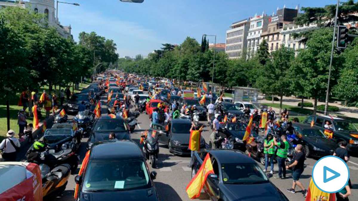 Caravana convocada por Vox contra el Gobierno de Sánchez en el Paseo de Recoletos (Madrid). (Foto: Macarena Olona)