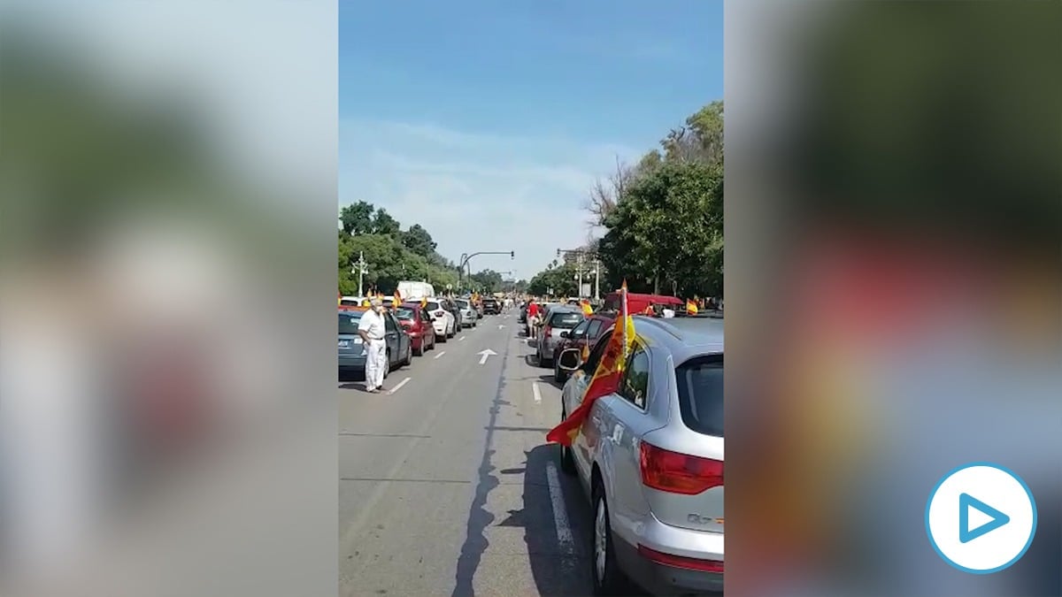 Concentración de coches en Valencia contra el Gobierno de Pedro Sánchez tras el llamamiento de Vox.