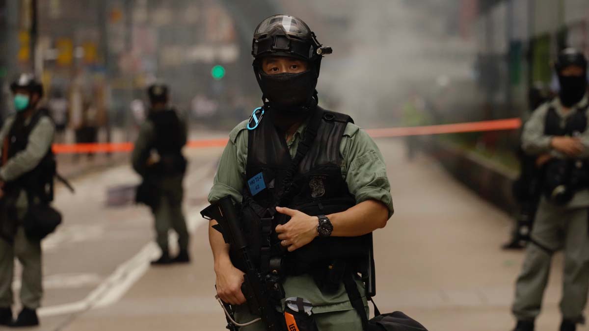 Un agente antidisturbios chino vigila una calle de Hong Kong. Foto: EP