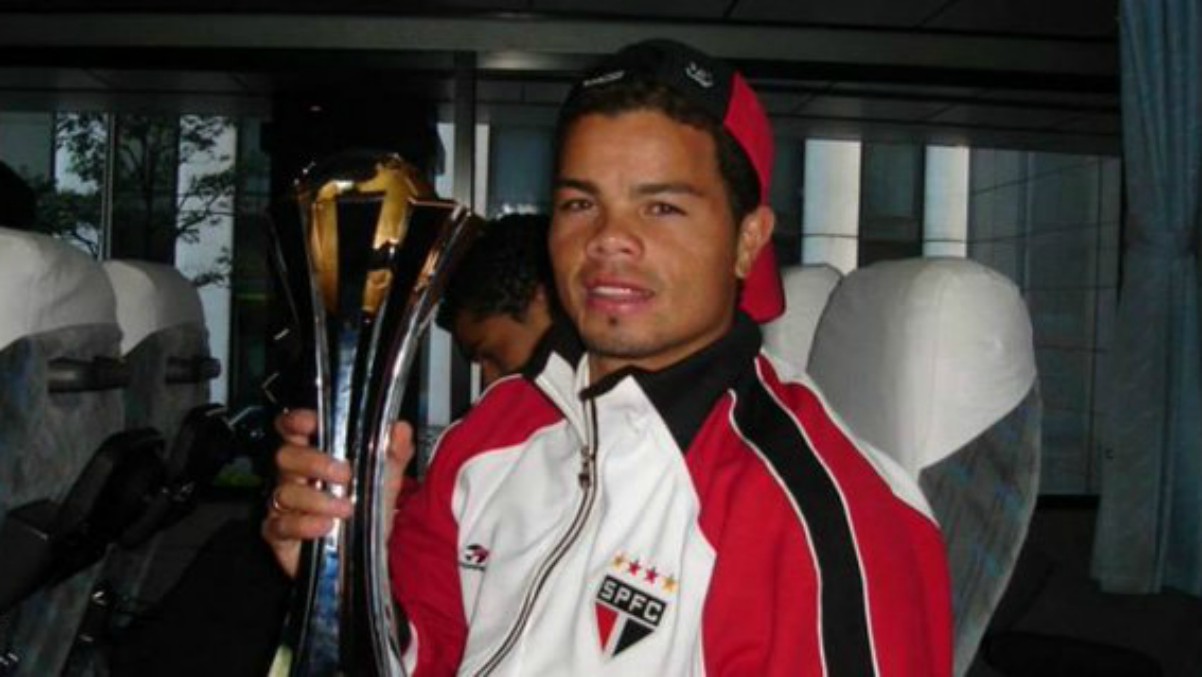 Flavio Donizete con la copa de campeón del mundo. (Instagram)