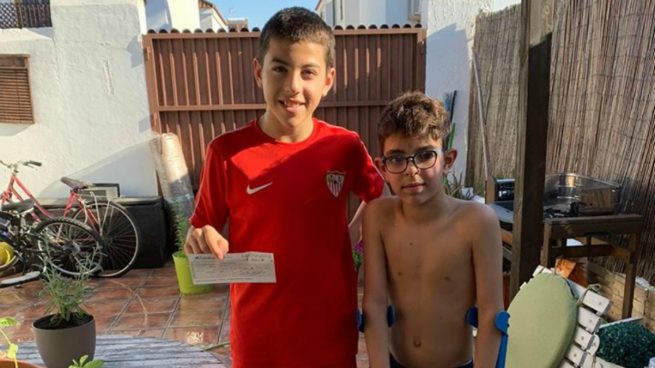 Francis, alevín del Sevilla, y su amigo Hugo.