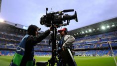 Las cámaras graban un partido en el Bernabéu.