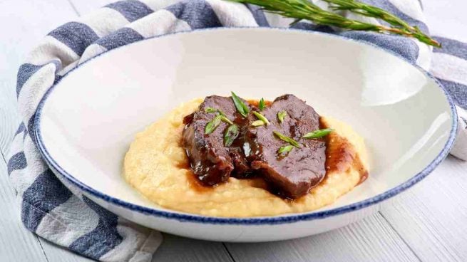 Carne de cerdo en salsa con hummus de patata