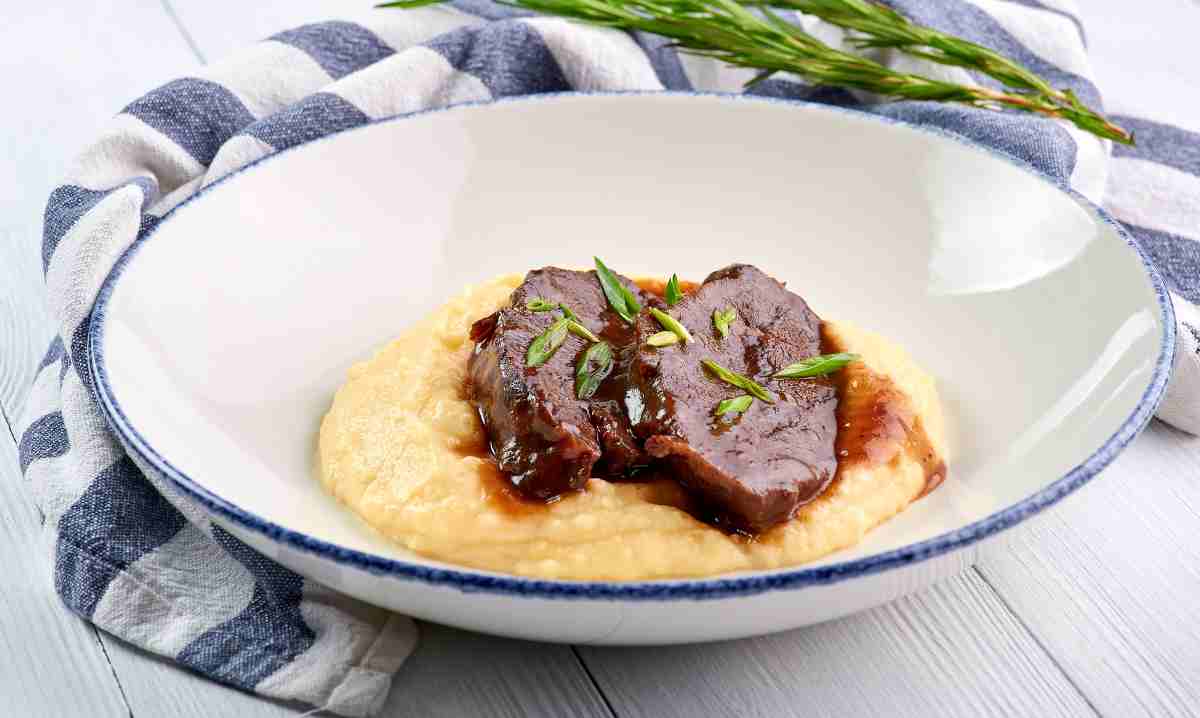 Carne de cerdo en salsa con hummus de patata