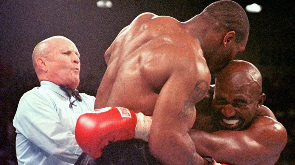 Mike Tyson y Evander Holyfield. (AFP)