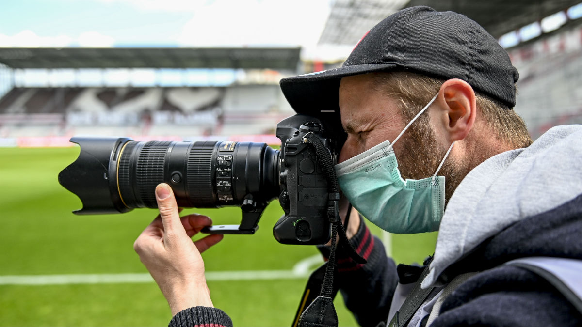 Un fotógrafo, en un partido de la Bundesliga a puerta cerrada. (Getty)