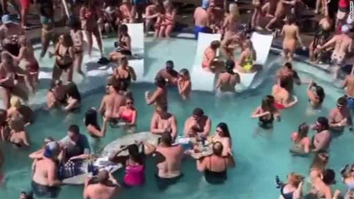 Fiesta multitudinaria en la piscina del Lago Ozarks en Missouri
