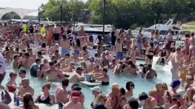 Organizan una fiesta en la piscina en Estados Unidos, y varios acaban infectados de coronavirus