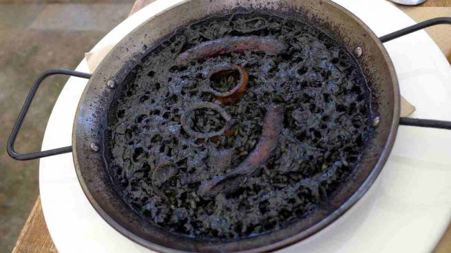 Arroz negro con gambas, sepia y alioli