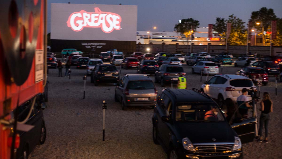 arias personas ven la película de Grease desde el aparcamiento durante la apertura del Auto-Cine RACE con las medidas de seguridad dictadas por el Gobierno de España durante la pandemia Covid-19. Foto: EP