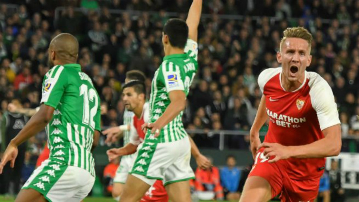 De Jong celebra un gol durante el Betis – Sevilla de la primera vuelta. (EFE)