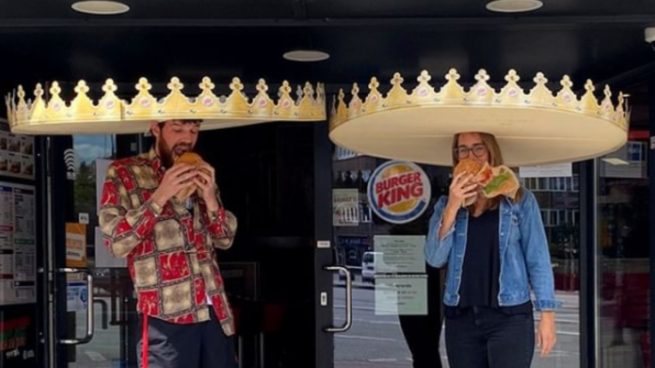 Burger King Alemania mantiene la distancia de seguridad con coronas gigantes