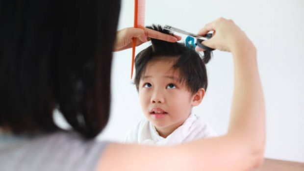 Cortar el cabello de tu hijo en casa sí es posible: 8 pasos para