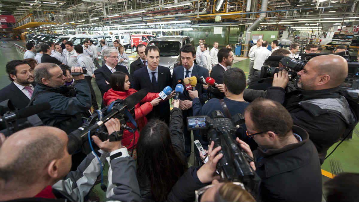 El ex ministro de Industria con el PP José Manuel Soria interviene en la fábrica de Nissan en Barcelona