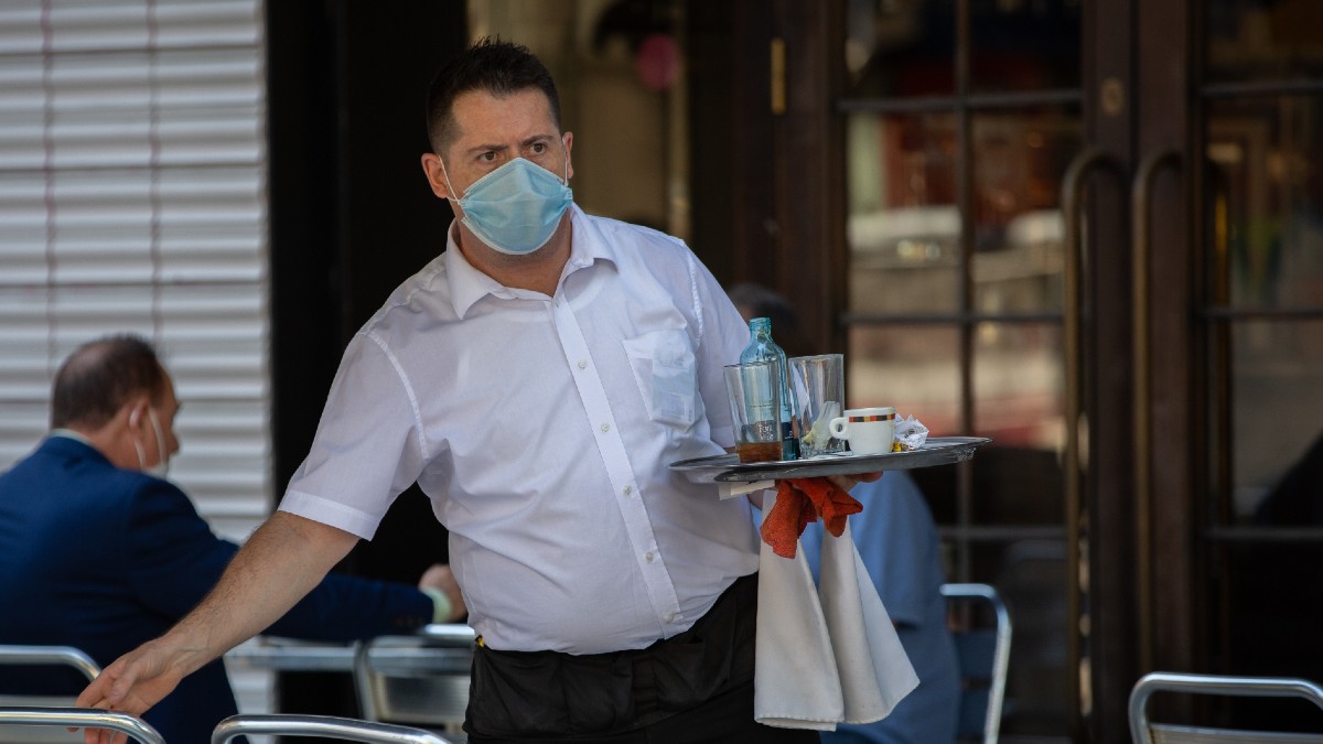 Un camarero en una terraza (Europa Press).