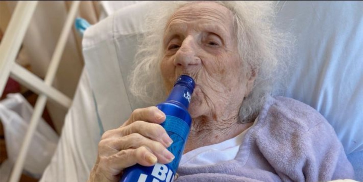 Twitter: Una mujer de 103 años supera el coronavirus y pide una cerveza para celebrarlo