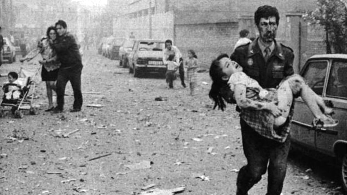 Imagen del ataque de ETA perpetrado en 1991 contra la casa cuartel de la Guardia Civil en Vich (Barcelona).