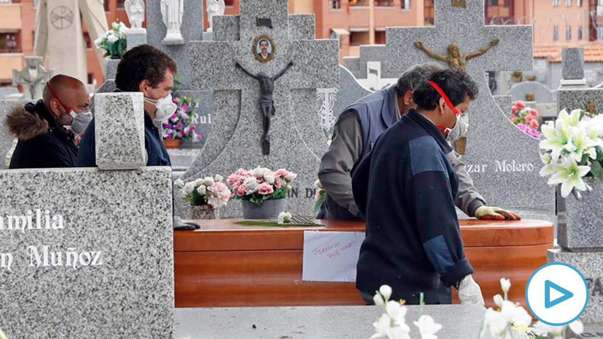 Uno de los entierros de víctimas del COVID-19 sin familiares acompañando al féretro.