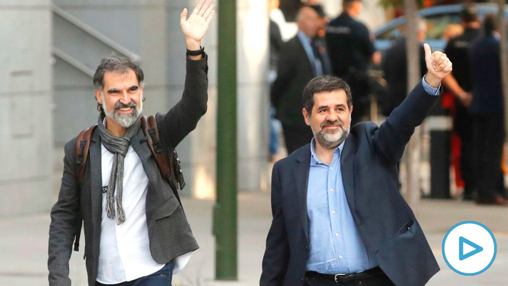 Jordi Cuixart (Òmnium) y Jordi Sànchez (ANC), a las puertas de la Audiencia Nacional antes de entrar en prisión. (Foto: EFE)