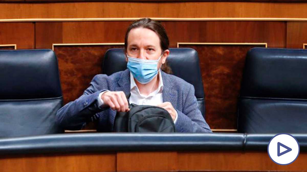 El vicepresidente segundo del Gobierno, Pablo Iglesias, sentado en su escaño del Congreso con mascarilla. (Foto: Europa Press)