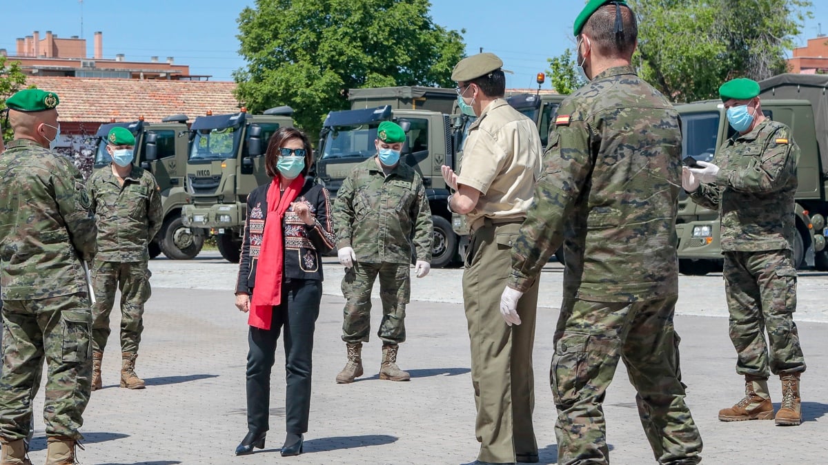 La ministra de Defensa, Margarita Robles, durante una visita reciente a una Agrupación de Transporte del Ejército de Tierra.