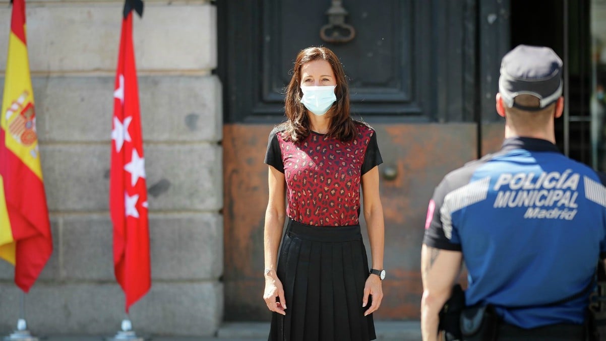 La consejera de Presidencia de la Comunidad de Madrid, Eugenia Carballedo, durante un minuto de silencio por las víctimas del Covid-19 en la Puerta del Sol. – (Comunidad de Madrid / Diegi Sinova)