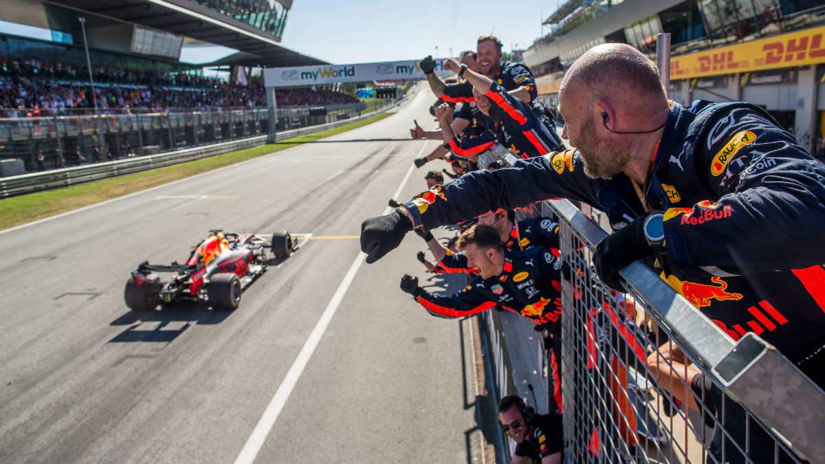Los mecánicos de Red Bull celebran el triunfo de Verstappen en el Gp de Austria de 2019. (Getty)