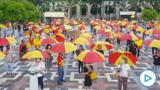 Los sevillanos inundan la ciudad de paraguas de España.