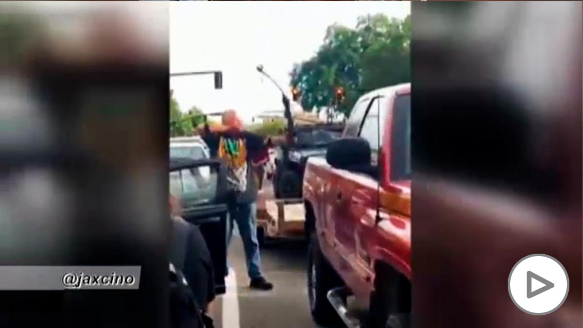 Un hombre recibe una brutal paliza en Salt Lake City tras amenazar a un grupo de manifestantes con un arco