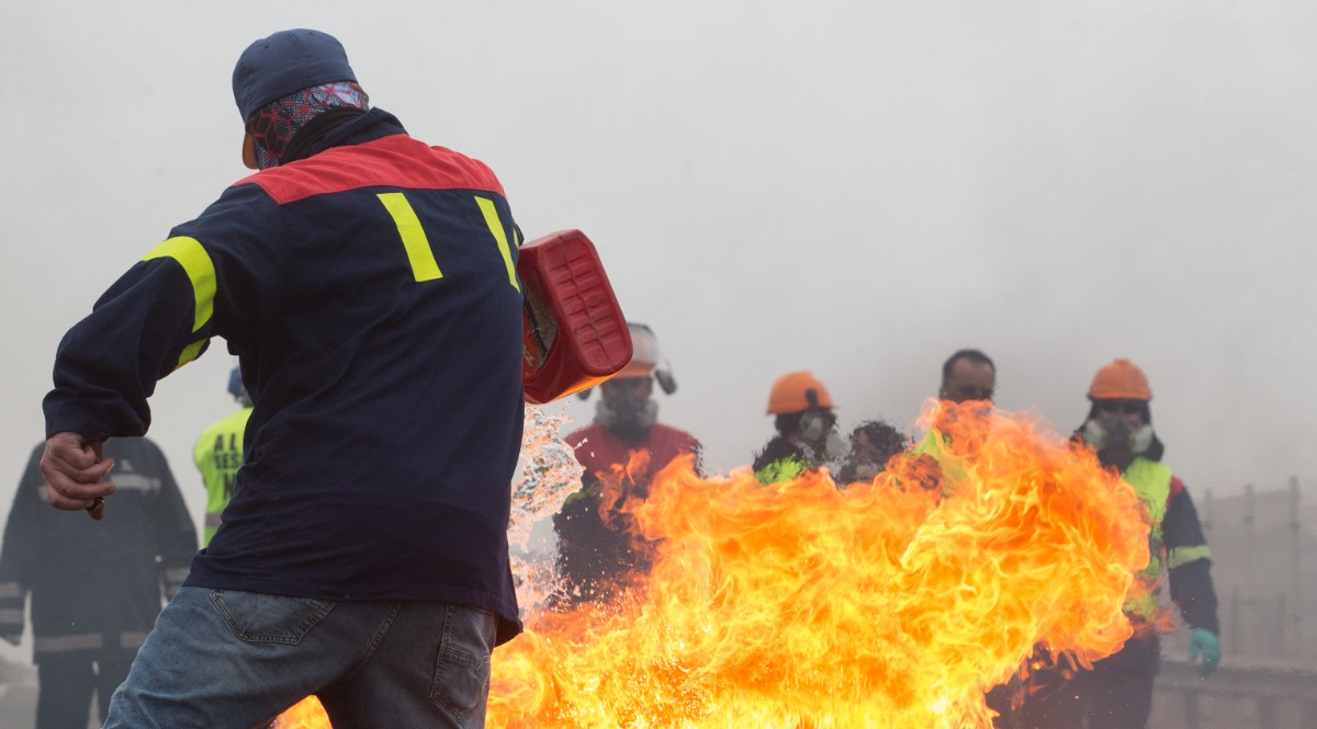 Participantes en la manifestación del comité de empresa de Alcoa queman neumáticos, en Ribadeo (Lugo/Galicia) a 31 de mayo de 2020.