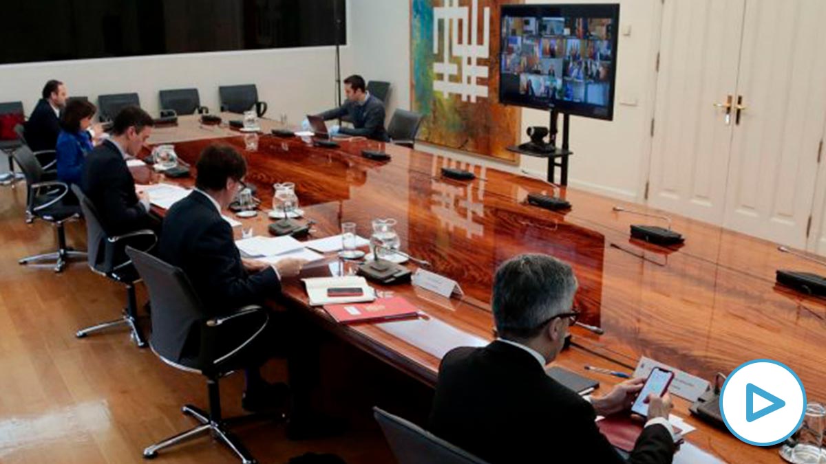 El presidente del Gobierno Pedro Sánchez durante la videoconferencia con los presidentes de Comunidades Autónomas. (Foto: EFE/ J. M. Cuadrado POOL)