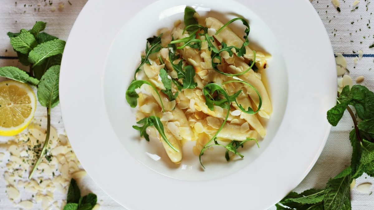 Ensalada de espárragos blancos con vinagreta de almendras y ajo
