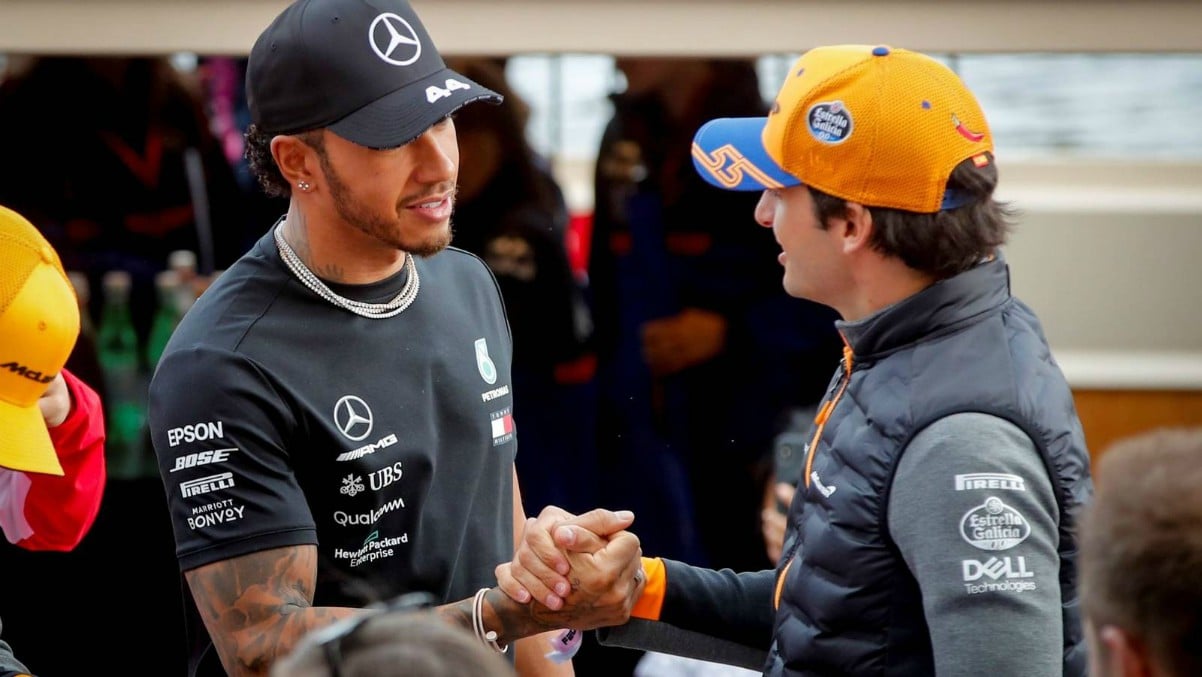 Carlos Sainz saluda a Lewis Hamilton en un Gran Premio.