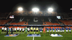 Los jugadores de Valencia y Atalanta, el pasado 10 de marzo antes del encuentro a puerta cerrada en Mestalla (Getty)