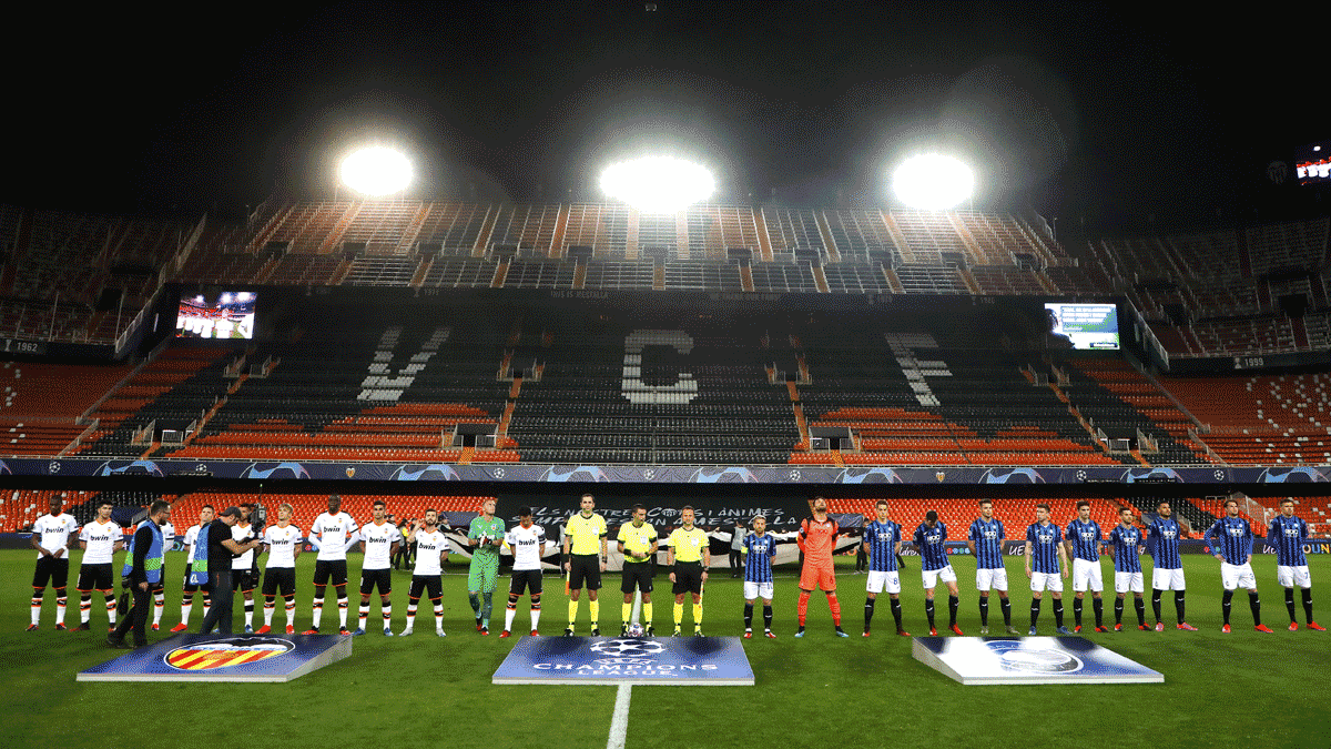 Los jugadores  de Valencia y Atalanta, el pasado 10 de marzo antes del encuentro a puerta cerrada en Mestalla (Getty)