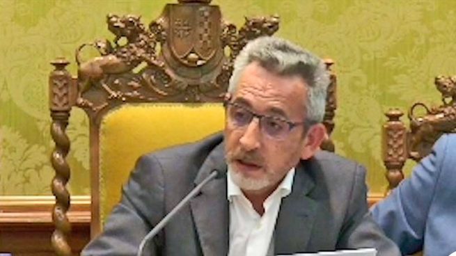 El presidente socialista de la D.O. Valdepeñas se aferra al cargo y dice que los políticos mienten