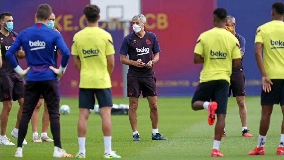 Setién da instrucciones a la plantilla del Barcelona en un entrenamiento. (fcbarcelona.cat)