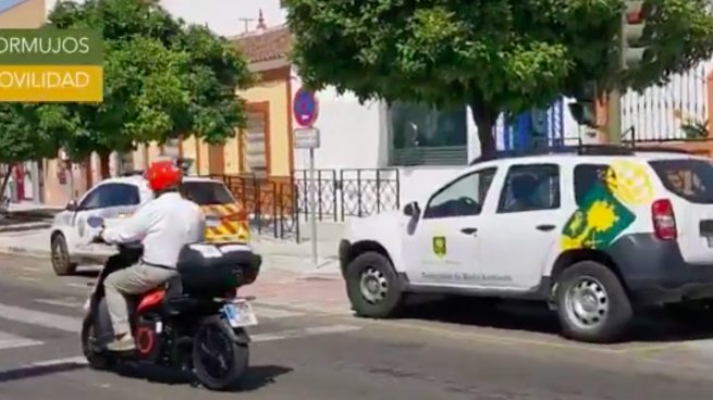 La torpeza del alcalde socialista de Bormujos: se salta un semáforo en la presentación de las motos de alquiler.