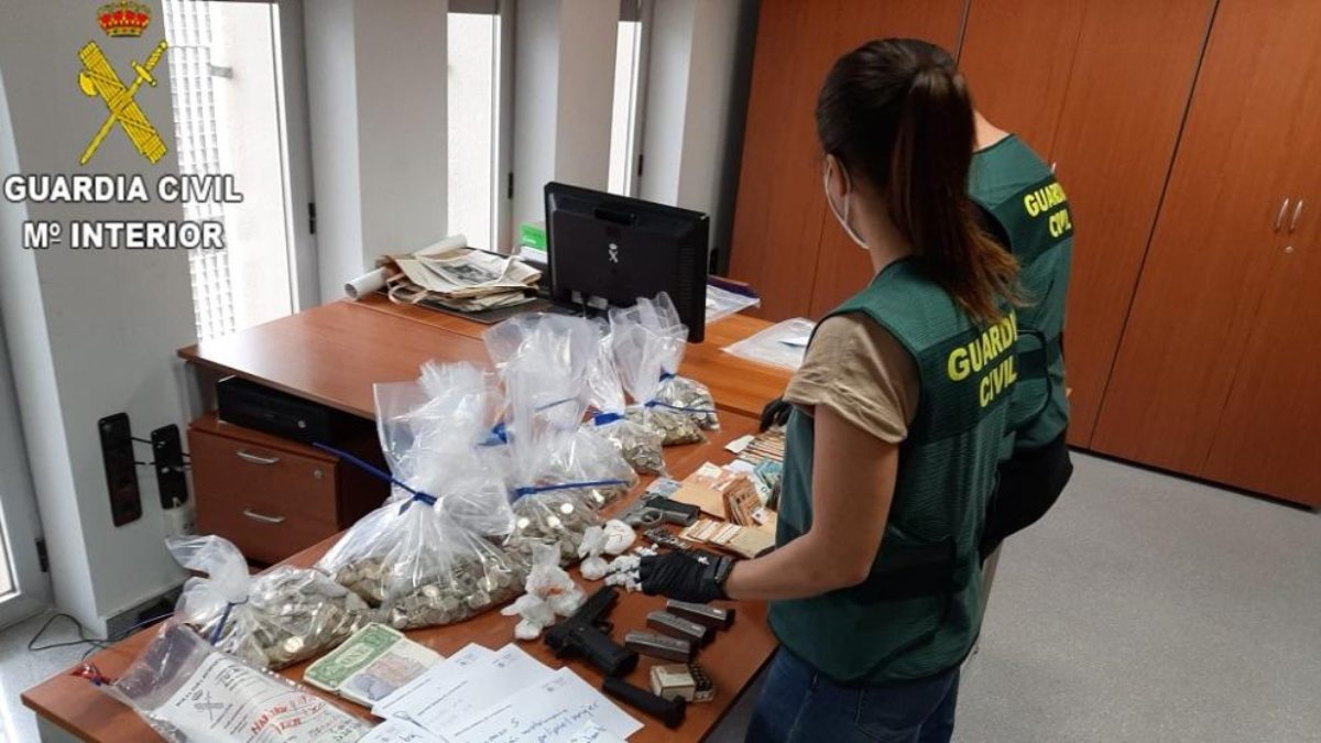 La Guardia Civil con lo requisado en la operación. (Foto: EP)