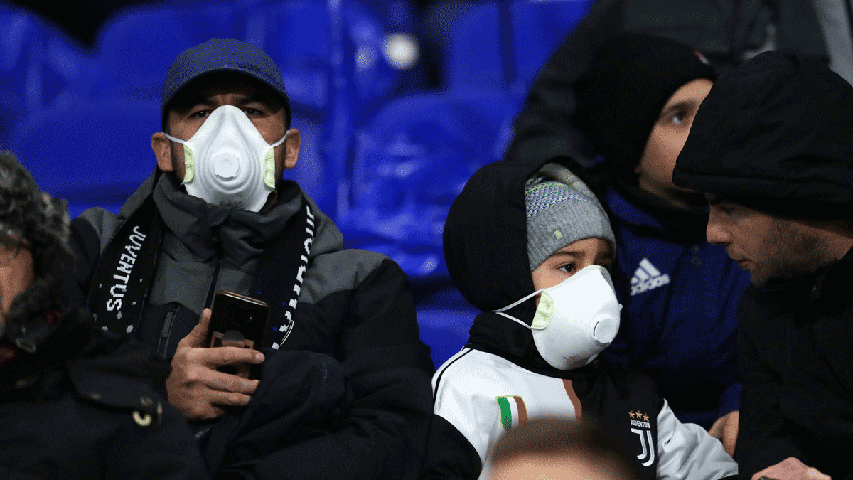 Aficionados de la Juve con mascarilla durante un partido en febrero (Getty)