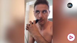 Joaquín, afeitándose.