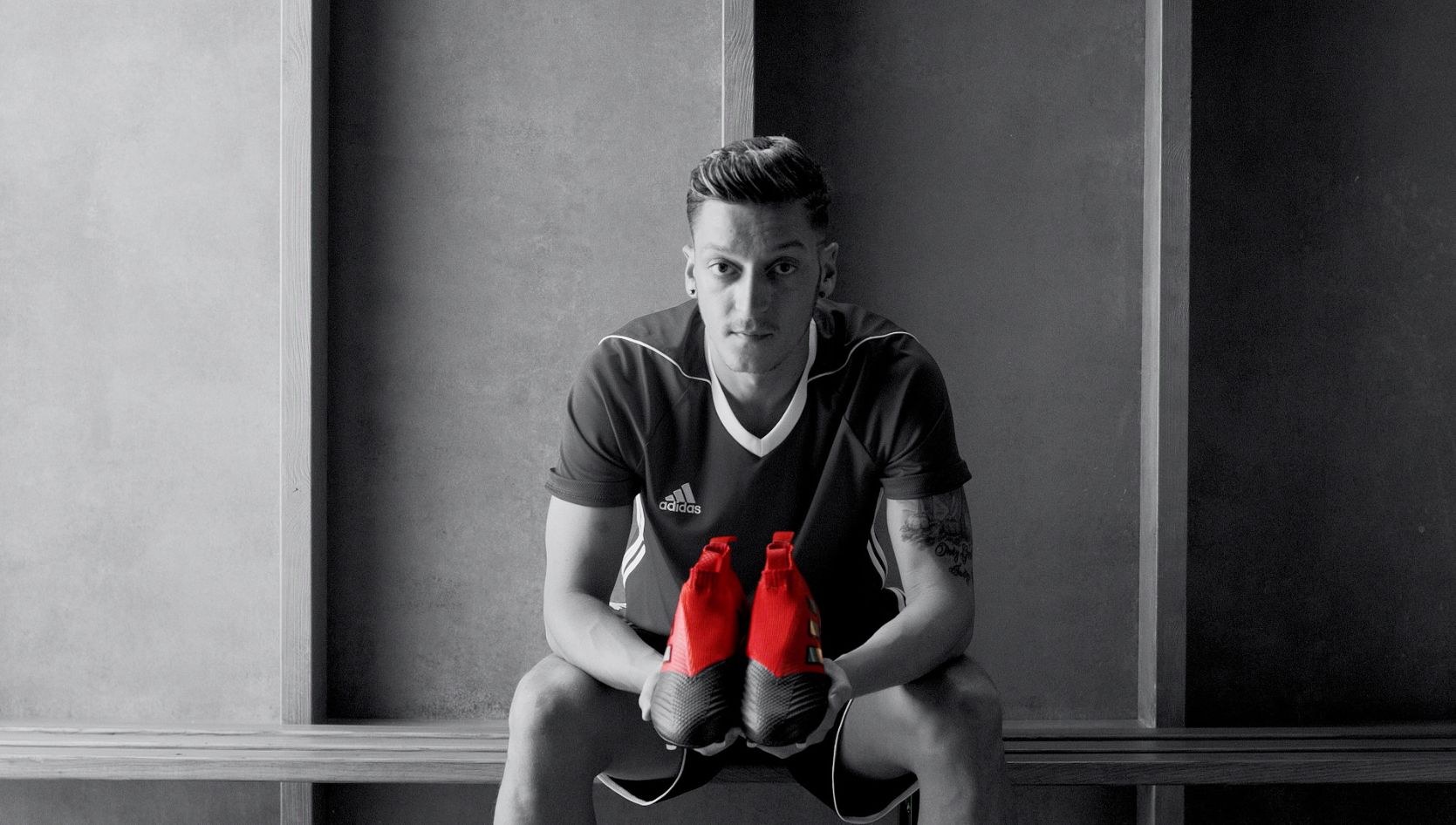 Ozil posa con unas botas Adidas.