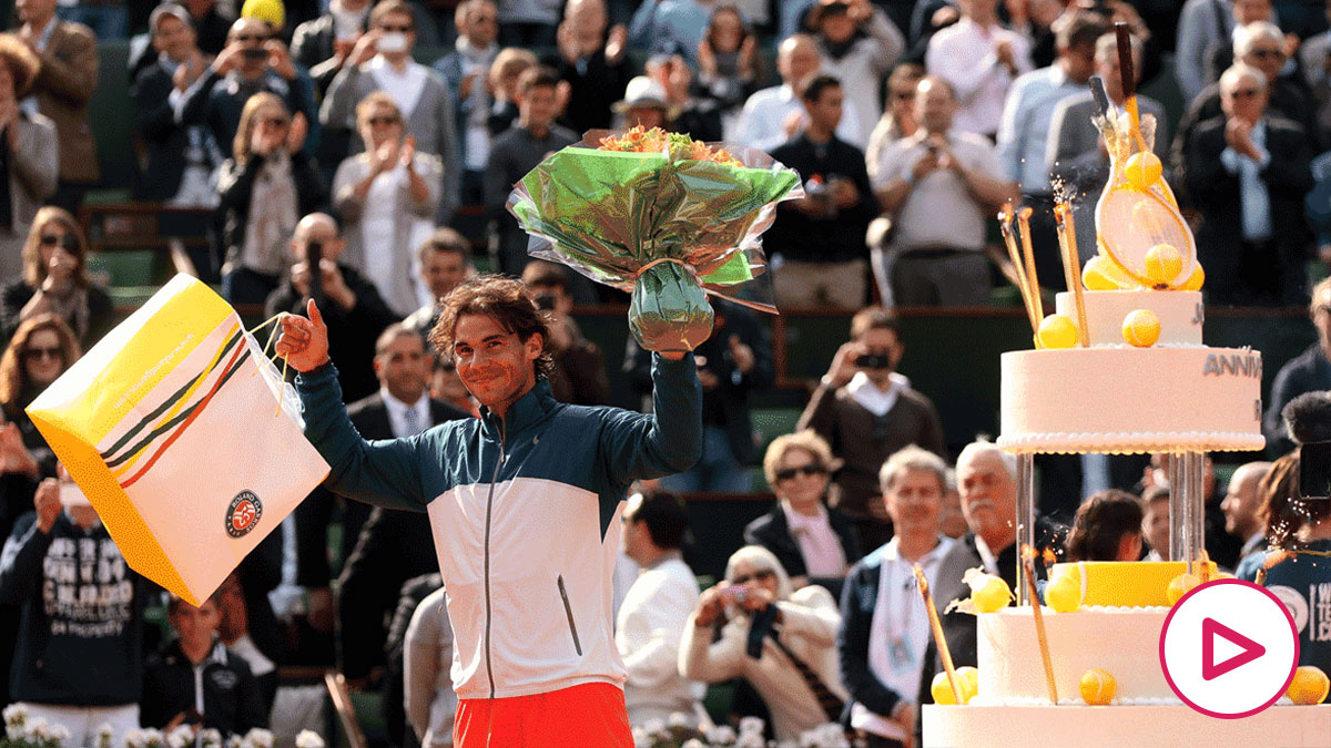 En 2013, Roland Garros obsequió a Nadal con una tarta gigante en plena Philippe Chatrier (Getty)