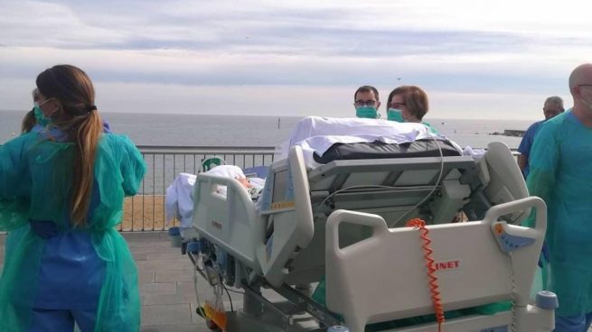 Twitter: Un paciente ingresado en la UCI por coronavirus es trasladado a la playa